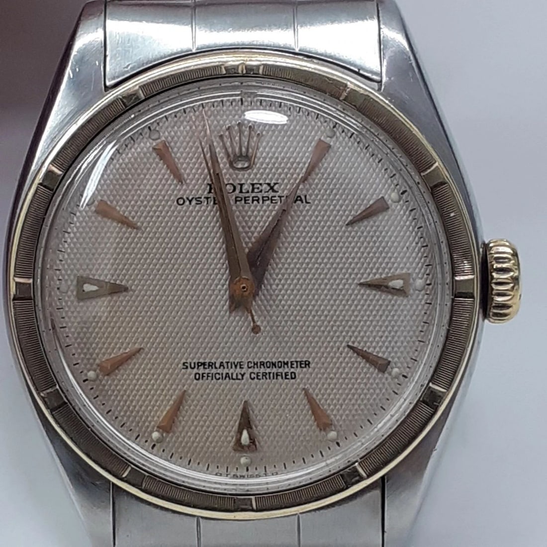 VINTAGE ROLEX 34 MM TWO TONE HONEYCOMB DIAL AUTOMATIC WATCH 6085 CIRCA 1969: VINTAGE ROLEX 34 MM TWO TONE HONEYCOMB DIAL AUTOMATIC WATCH 6085 CIRCA 1969 Condition: Pre-owned - Good: This item has been gently used but is in good condition. It might have a few signs ... Read mor