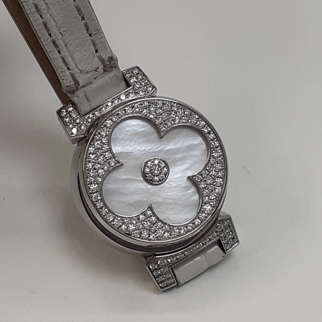 LOUIS VUITTON LADY 22 MM 18K WHITE GOLD DIAMONDS WHITE PEARL LEATHER WATCH Q151E: LOUIS VUITTON LADY 22 MM 18K WHITE GOLD DIAMONDS WHITE PEARL LEATHER WATCH Q151E Condition: Pre-owned - Good: This item has been gently used but is in good condition. It might have a few signs ... Rea