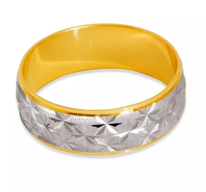 NEW 14K TWO TONE GOLD SHOOTING STAR STAMPING WEDDING BAND: NEW 14K TWO TONE GOLD SHOOTING STAR STAMPING WEDDING BAND 14K Two Tone Gold Approx. 5mm Wide High Polished/Diamond Cut Weight: 3.2 Grams