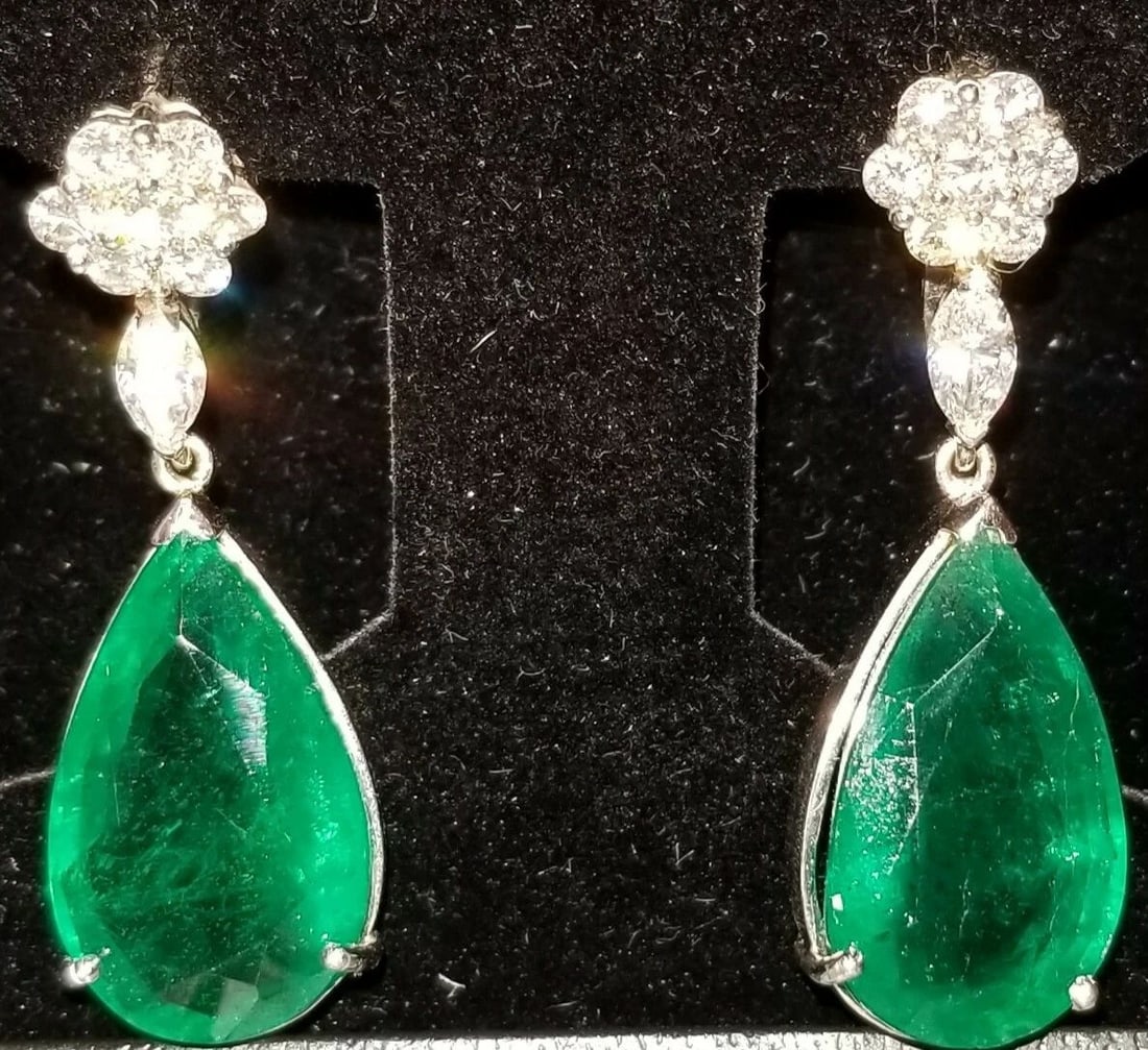 18K WHITE GOLD NATURAL EMERALD EARRINGS 25.14CT PEAR SHAPE: 18K WHITE GOLD NATURAL EMERALD EARRINGS 25.14CT PEAR SHAPE Gorgeous 18k white gold pear shape emerald earrings Set two natural pear shape emerald total weight 25.14ct size 21x12.2mm clean, nice cut,li