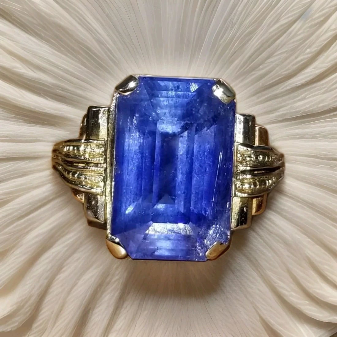 VINTAGE 18K WHITE GOLD ENGAGEMENT RING 9.86CT. NATURAL BLUE SAPPHIRE 1920'S: VINTAGE 18K WHITE GOLD ENGAGEMENT RING 9.86CT. NATURAL BLUE SAPPHIRE 1920'S Gorgeous Vintage art deco filigree 18k white rose gold engagement ring blue sapphire in emerald shape circ 1920's center nat