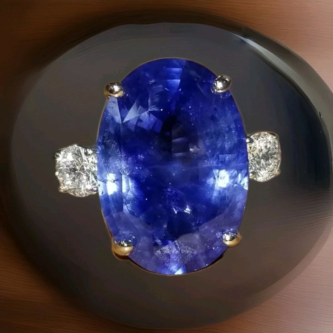 VINTAGE 14K WHITE GOLD ENGAGEMENT RING 10.69CT. NATURAL BLUE OVAL SAPPHIRE GIA: VINTAGE 14K WHITE GOLD ENGAGEMENT RING 10.69CT. NATURAL BLUE SAPPHIRE OVAL SHAPE GORGEOUS 14k white gold engagement ring natural blue sapphire in oval shape Center natural blue sapphire weight 10.69ct