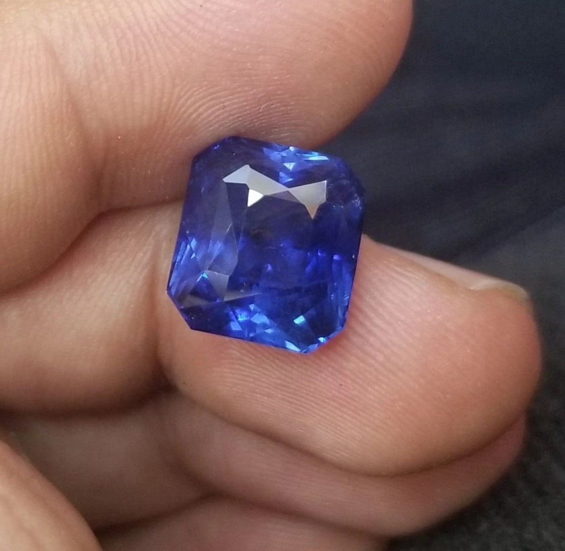 NATURAL GEM BLUE SAPPHIRE RADIANT CUT 12.29CT.: NATURAL GEM BLUE SAPPHIRE RADIANT CUT 12.29CT. 12.29CT ROYAL BLUE HEATED CEYLON/SRI-LANKA SAPPHIRE For your 12h anniversary 12.29ct Loose Sapphire Loose Gemstone for an Unique Sapphire ring or Engagem