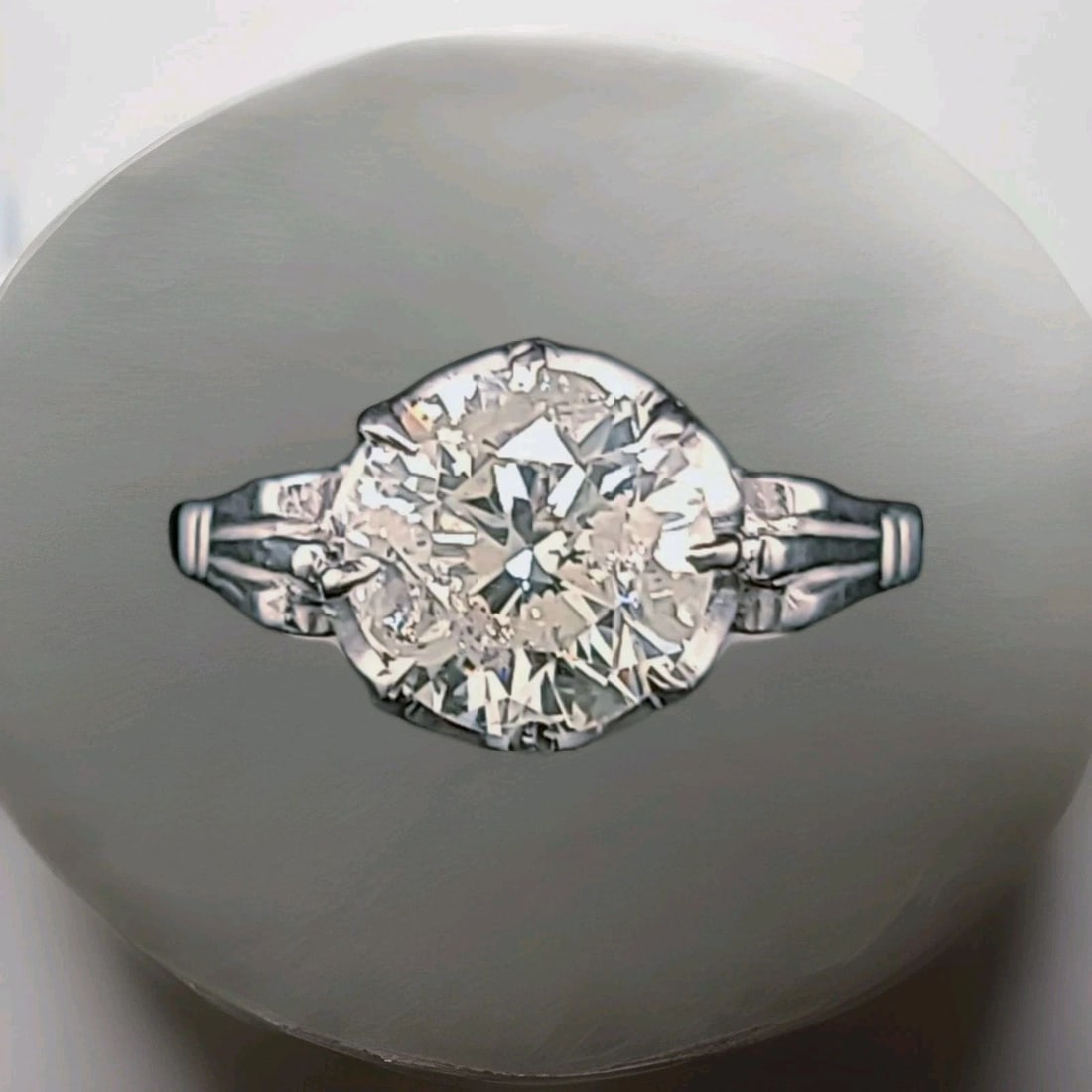 PLATINUM VINTAGE ENGAGEMENT RING 3.05CT. NATURAL ROUND CUT DIAMOND CIRC 1950'S: PLATINUM VINTAGE ENGAGEMENT RING 3.05CT. NATURAL ROUND CUT DIAMOND CIRC 1950'S The Platinum Vintage Engagement Ring from the 1950s features a 3.05ct natural round cut diamond as the main stone. This a