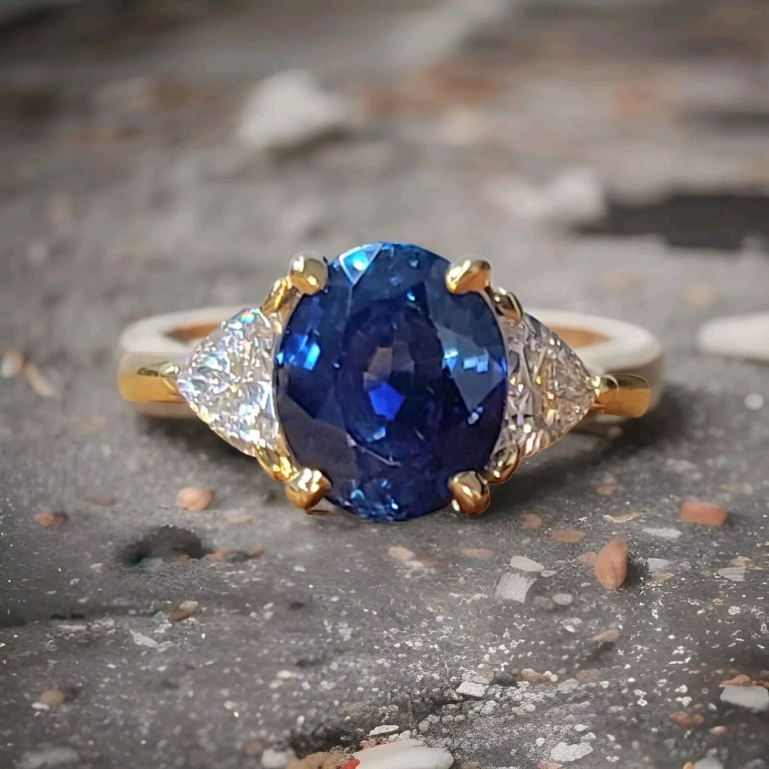 14K YELLOW GOLD ENGAGEMENT RING 4.02CT. NATURAL UNTREATED OVAL BLUE SAPPHIRE: 14K YELLOW GOLD ENGAGEMENT RING 4.02CT. NATURAL UNTREATED OVAL BLUE SAPPHIRE This stunning 14kt yellow gold engagement ring features a beautiful oval blue sapphire as the main stone, with a total weig