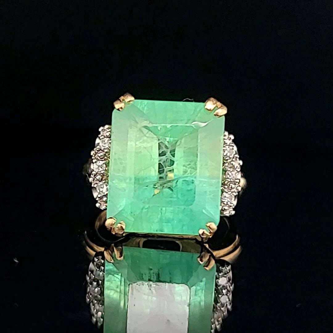 VINTAGE 14K YELLOW GOLD ENGAGEMENT 16.95CT. NATURAL GREEN COLOMBIA EMERALD: VINTAGE 14K YELLOW GOLD ENGAGEMENT 16.95CT. NATURAL GREEN COLOMBIA EMERALD Vintage 14K yellow GOLD ring natural green Colombia emerald in an emerald shape center emerald weight 16.95ct. size 15x13mm v