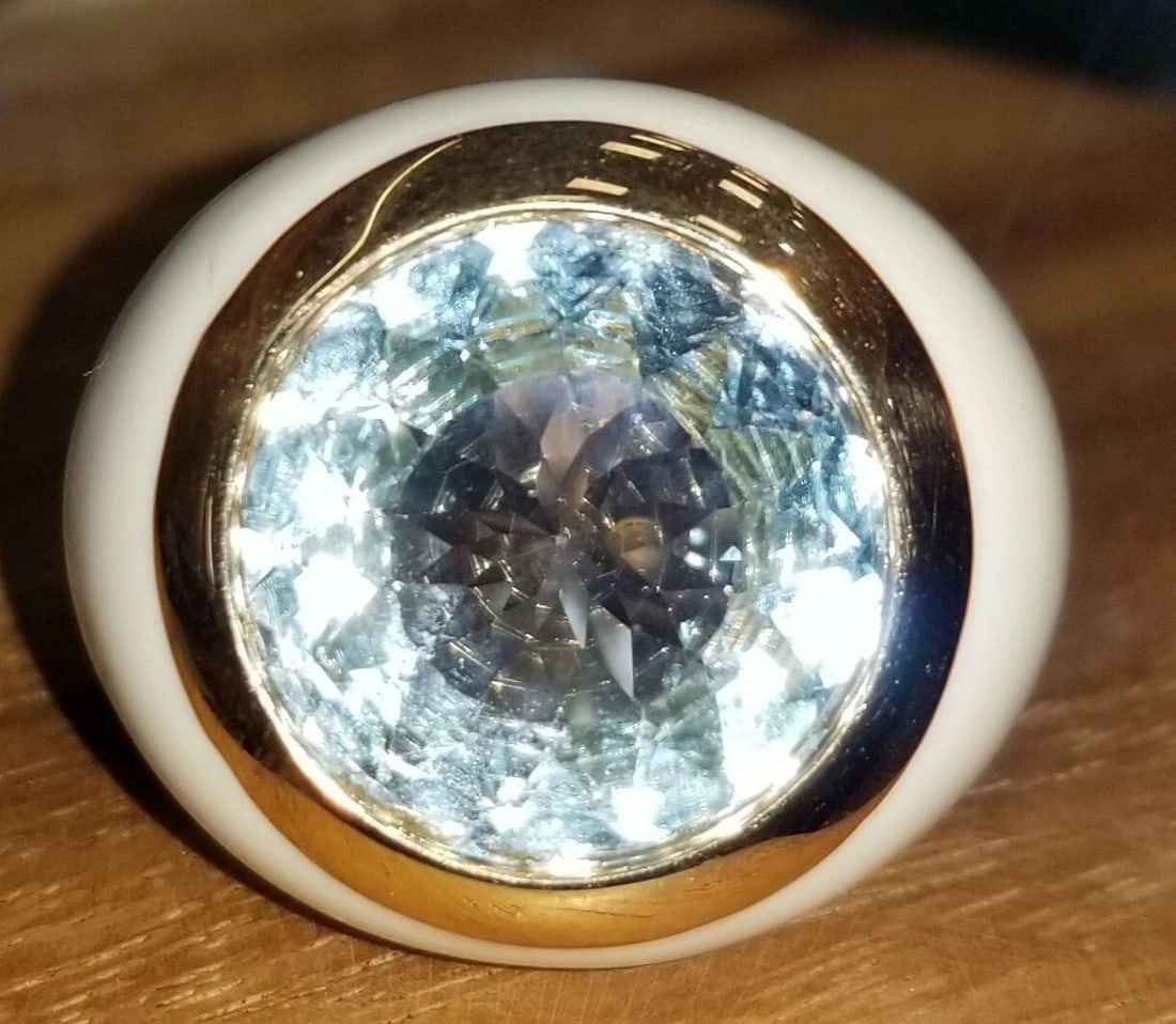 18K YELLOW GOLD RING 15.75CT. NATURAL AQUAMARINE ROUND SHAPE WHITE ENAMEL: 18K YELLOW GOLD RING 15.75CT. NATURAL AQUAMARINE ROUND SHAPE WHITE ENAMEL GORGEOUS ITALIAN DESIGN 18K YELLOW GOLD AQUAMARINE RING CENTER NATURAL BLUE AQUAMARINE IN ROUND SHAPE WEIGHT 15.75 CARAT SIZE
