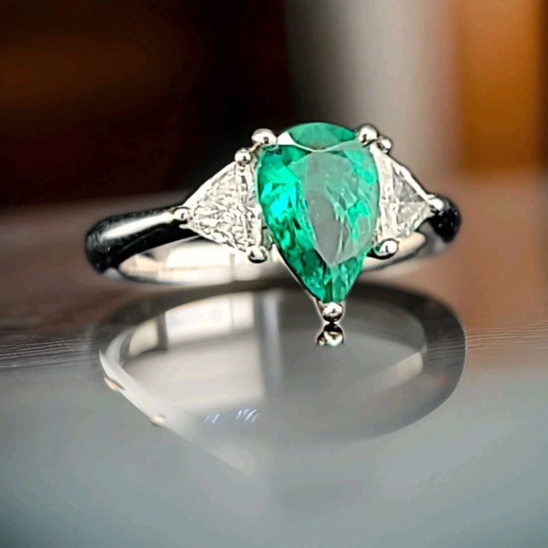 VINTAGE PLATINUM ENGAGEMENT RING 1.12CT. NATURAL GREEN COLOMBIA PEAR SHAPE (1 of 2)