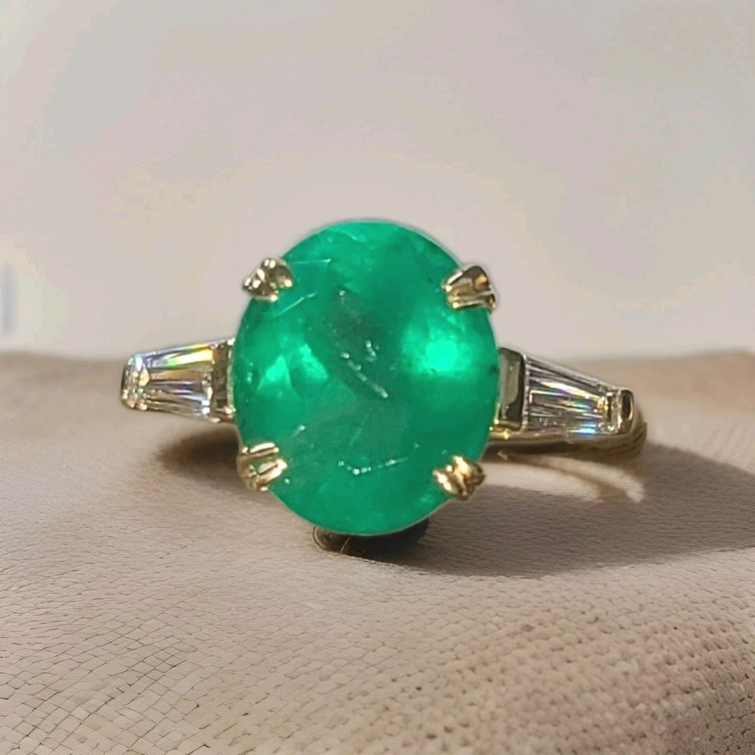 VINTAGE 14K YELLOW GOLD ENGAGEMENT RING 9.42CT.NATURAL GREEN EMERALD OVAL SHAPE (1 of 2)