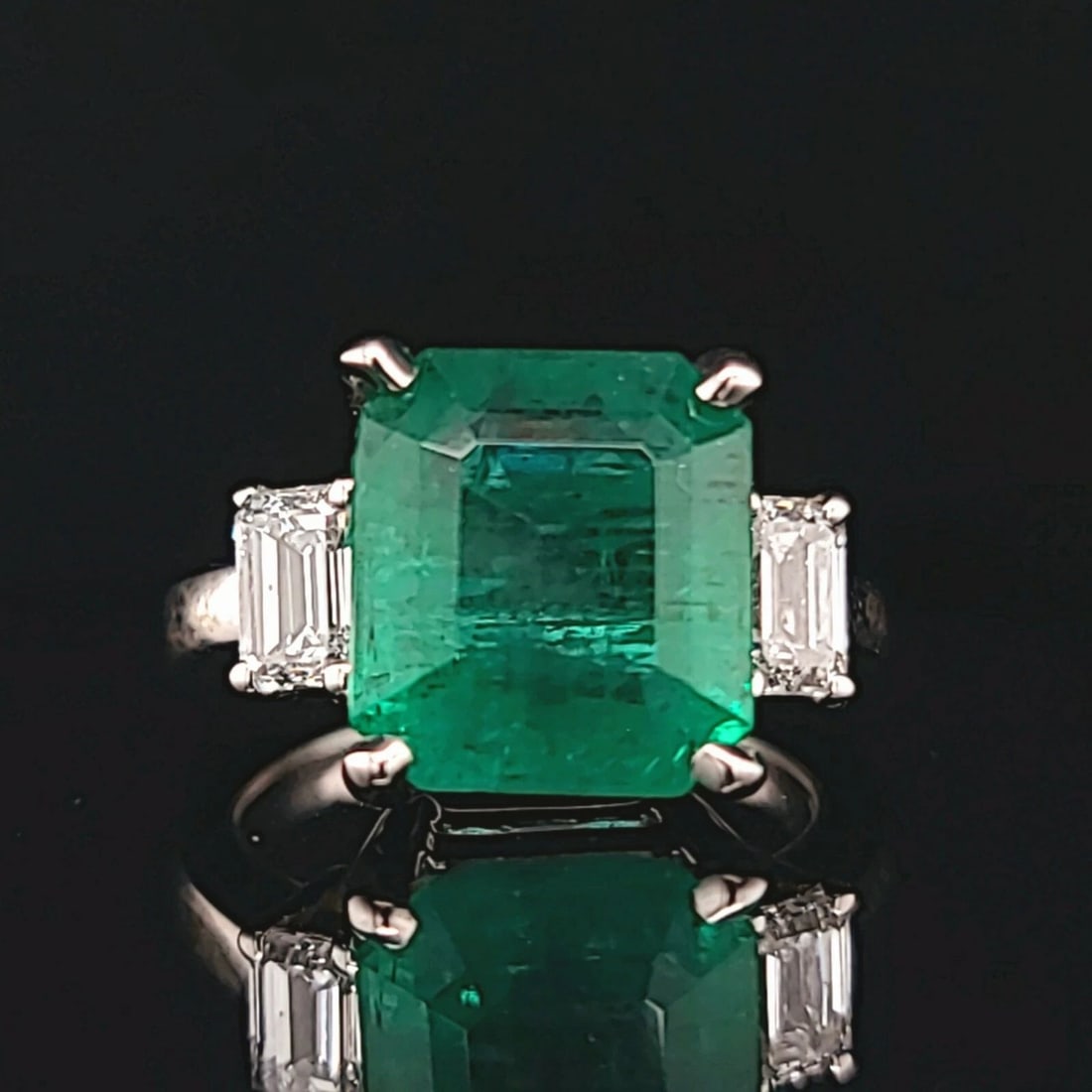 14K WHITE GOLD THREE STONES ENGAGEMENT RING 5.54CT.NATURAL GREEN EMERALD: 14K WHITE GOLD THREE STONES ENGAGEMENT RING 5.54CT.NATURAL GREEN EMERALD GORGEOUS 14K white gold emerald engagement ring.Center natural green emerald weight 5.54ct. size 11mmx10mm nice vivid green col