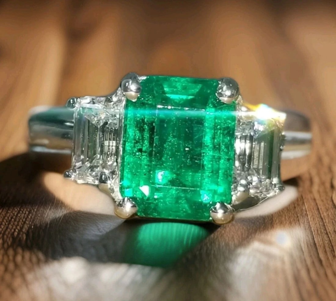 VINTAGE 14K WHITE GOLD ENGAGEMENT RING 1.58CT. NATURAL GREEN EMERALD GIA CERT: VINTAGE 14K WHITE GOLD ENGAGEMENT RING 1.58CT. NATURAL GREEN EMERALD GIA CERT GORGEOUS Vintage 14K WHITE GOLD gem natural emerald in emerald shape. center natural emerald weight 1.58ct. size 8.1x6.3mm