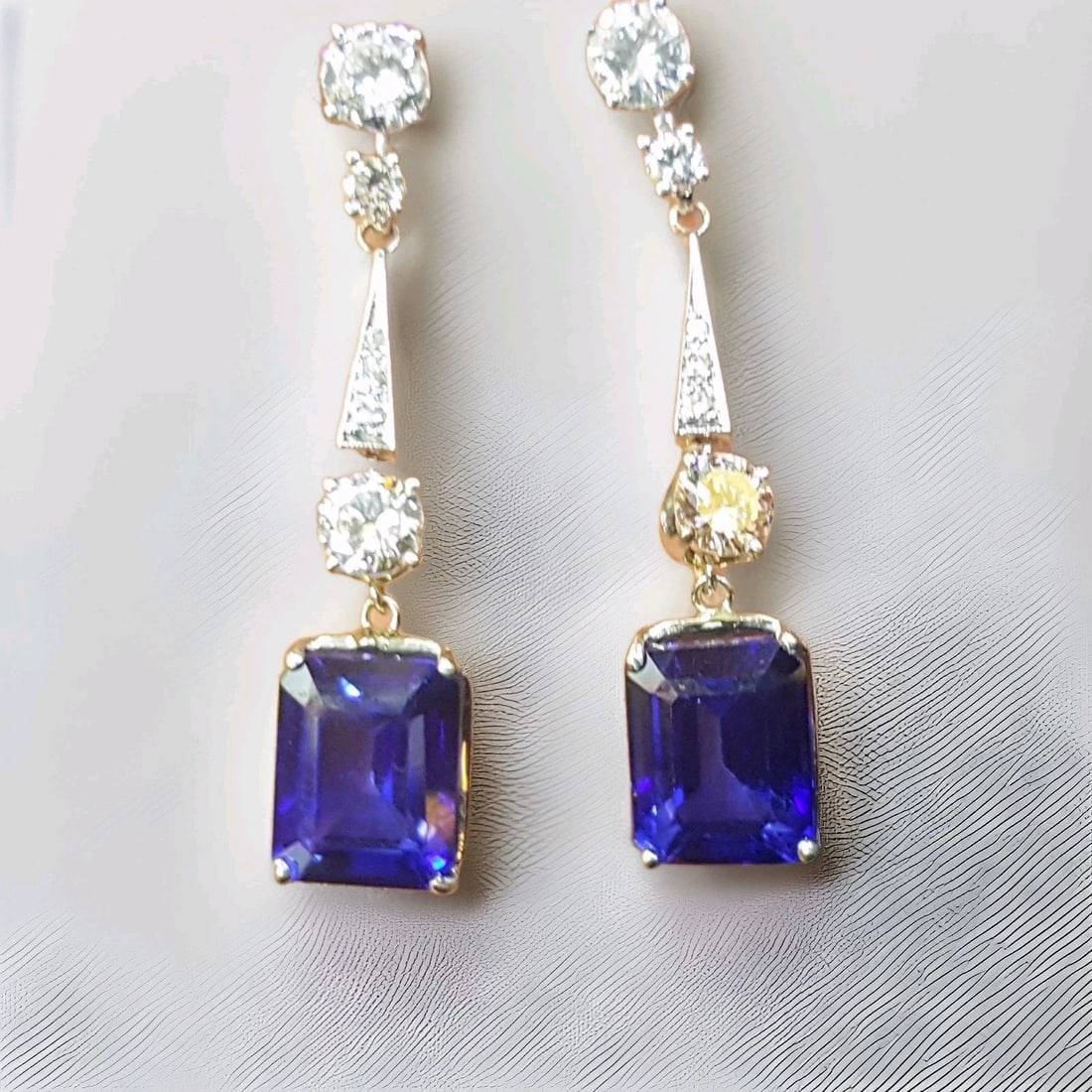 VINTAGE FILIGREE 18K WHITE GOLD BLUE SAPPHIRE DROPS EARRINGS EMERALD CUT: VINTAGE FILIGREE 18K WHITE GOLD BLUE SAPPHIRE DROPS EARRINGS EMERALD CUT Presenting a pair of Gorgeous vintage 18k white gold natural diffused blue sapphire Earring. two centers natural diffused blue