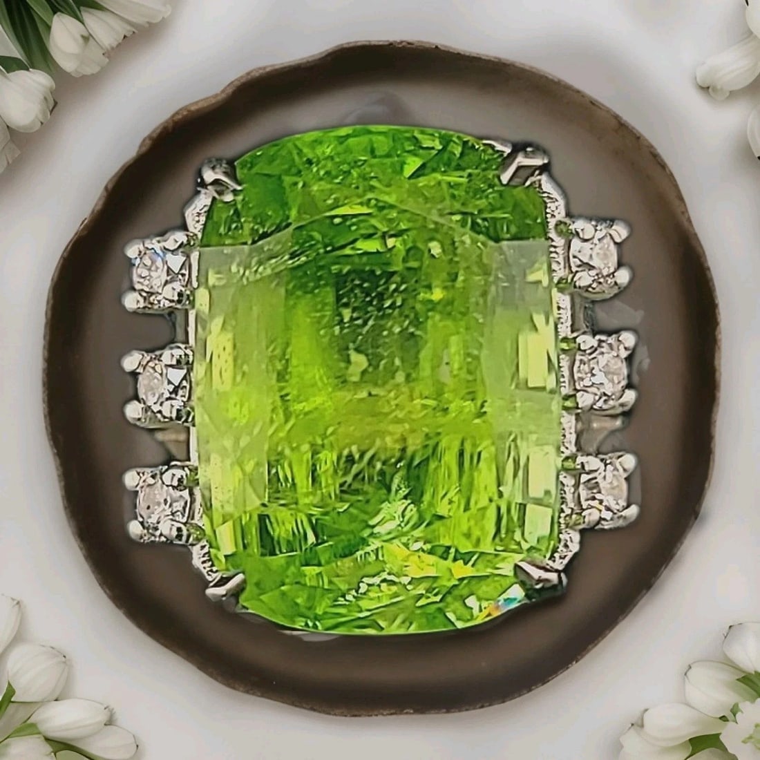 VINTAGE 14K WHITE GOLD ENGAGEMENT RING 22.95CT. NATURAL GREEN PERIDOT CUSHION: VINTAGE 14K WHITE GOLD ENGAGEMENT RING 22.95CT. NATURAL GREEN PERIDOT CUSHION GORGEOUS vintage 14k white gold engagement ring gem green peridot in a cushion shape Center natural green peridot in cushi