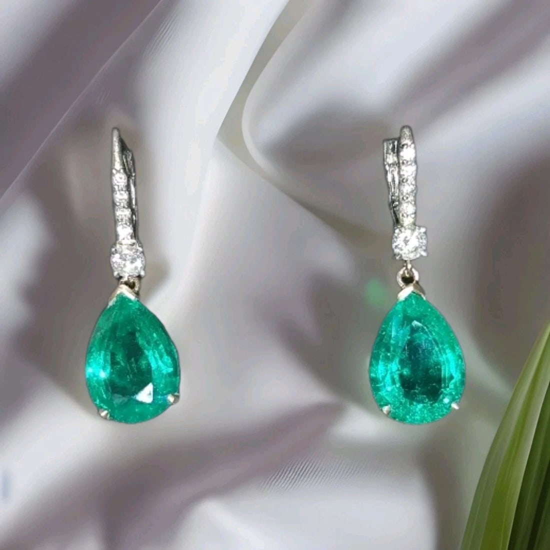 14K TWO-TONE GOLD LAB GROWN GREEN 11.03CT.EMERALD DROP PEAR EARRINGS GIA CERT: 14K TWO-TONE GOLD LAB GROWN GREEN 11.03CT.EMERALD DROP PEAR EARRINGS GIA CERT Elevate your jewelry collection with these stunning 14k two-tone gold earrings, featuring lab-grown green emeralds in a be