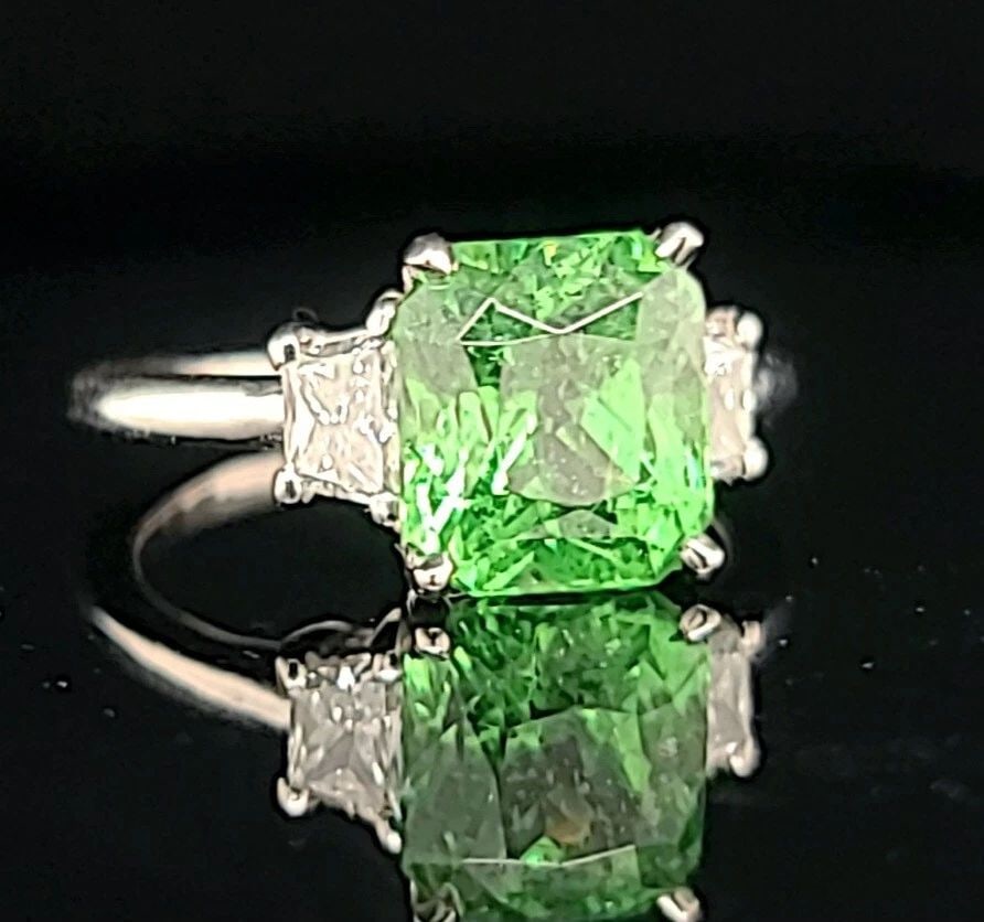 VINTAGE PLATINUM ENGAGEMENT RING 3.54CT. NATURAL GREEN TSAVORITE RADIANT CUT GIA (1 of 2)