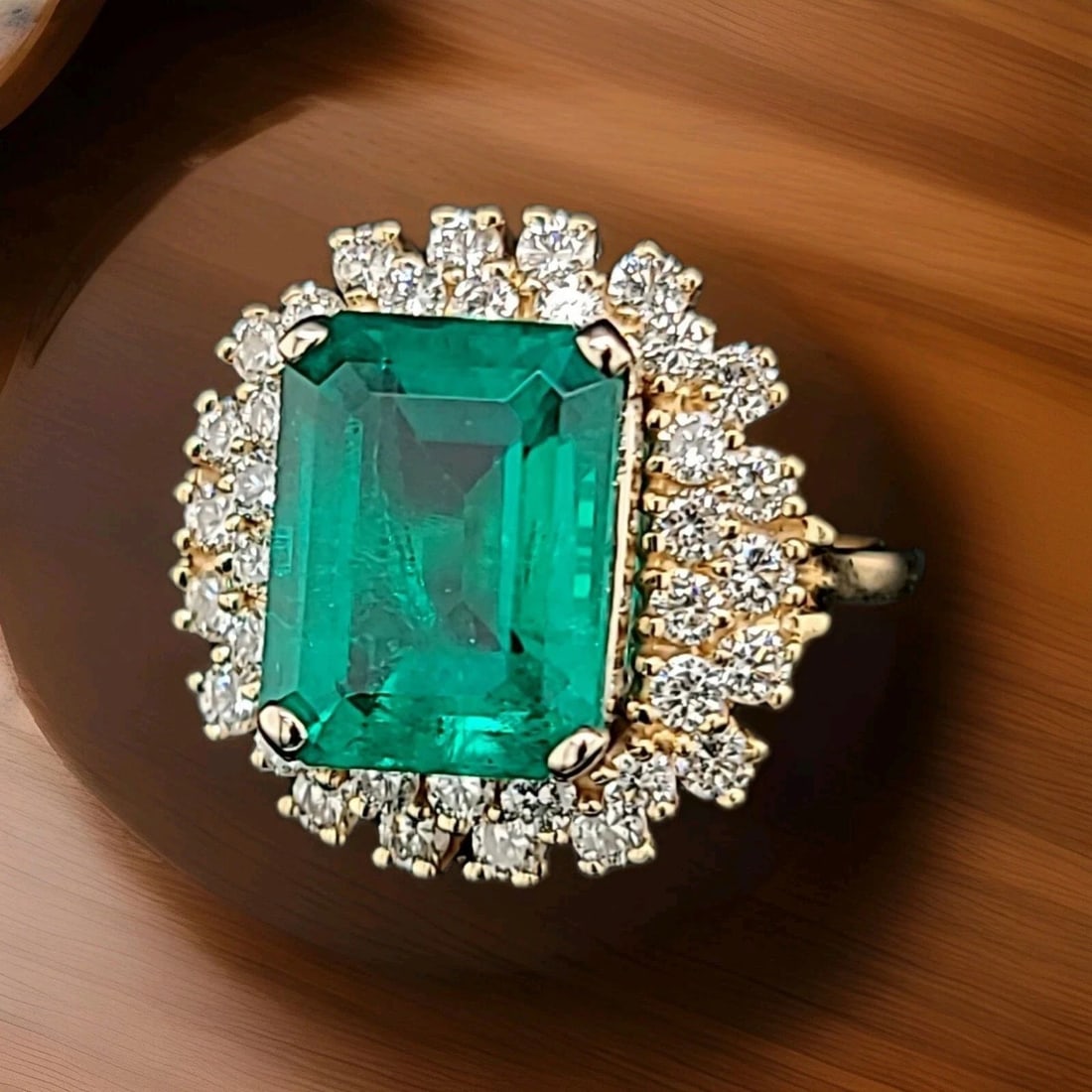 VINTAGE 14K YELLOW GOLD ENGAGEMENT RING 6.35CT.LAB GROWN GREEN EMERALD SHAPE: VINTAGE 14K YELLOW GOLD ENGAGEMENT RING 6.35CT. GREEN LAB CREATED EMERALD Vintage 14K YELLOW GOLD Green Gem Emerald. center stone lab-grown green emerald in emerald cut weight 6.35ct. size 13x10MM ver