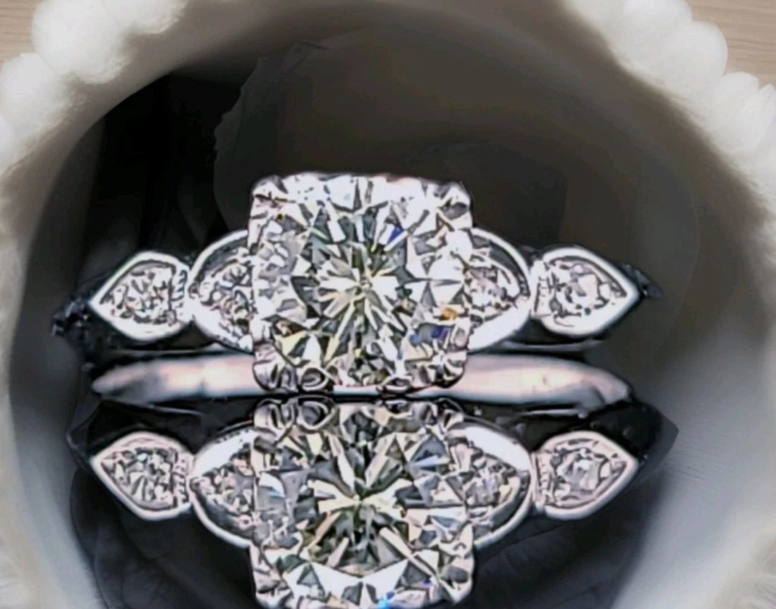 VINTAGE PLATINUM ENGAGEMENT RING 1.02CT.NATURAL ROUND CUT DIAMOND CIRC 1930'S: VINTAGE PLATINUM ENGAGEMENT RING 1.02CT.NATURAL ROUND CUT DIAMOND CIRC 1930'S This vintage platinum engagement ring from the 1930s features a 1.02CT natural round cut diamond as the main stone. The el
