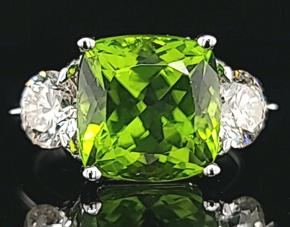 VINTAGE 14K WHITE GOLD ENGAGEMENT RING 7.99CT. NATURAL GREEN PERIDOT CUSHION CUT: VINTAGE 14K WHITE GOLD ENGAGEMENT RING 7.99CT. NATURAL GREEN PERIDOT CUSHION CUT GORGEOUS vintage 14k white gold engagement ring gem green peridot in a cushion shape Center natural green peridot in cu