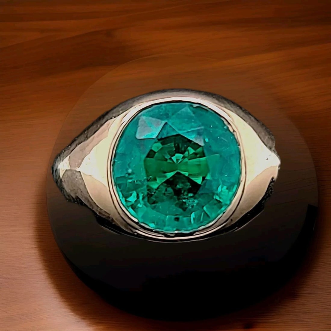 VINTAGE 10K YELLOW GOLD UNISEX RING 4.35CT. GREEN EMERALD ROUND SHAPE: VINTAGE 10K YELLOW GOLD UNISEX RING 4.35CT. GREEN EMERALD ROUND SHAPE Vintage 10k Yellow gold unisex ring Set center lab Flux Growth EMERALD COLOMBIA BERYL EMERALD WEIGHT 4.35CT size 11.2mm very nice