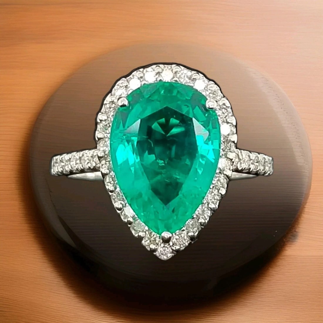 14K WHITE GOLD ENGAGEMENT 7.43CT. GREEN LAB GROWN EMERALD PEAR SHAPE: 14K WHITE GOLD ENGAGEMENT 7.43CT. GREEN COLOMBIA EMERALD PEAR SHAPE Gorgeous classic elegant 14k white gold ring gem Colombia green Emerald Center lab flux growth green emerald in pear shape weight 6.