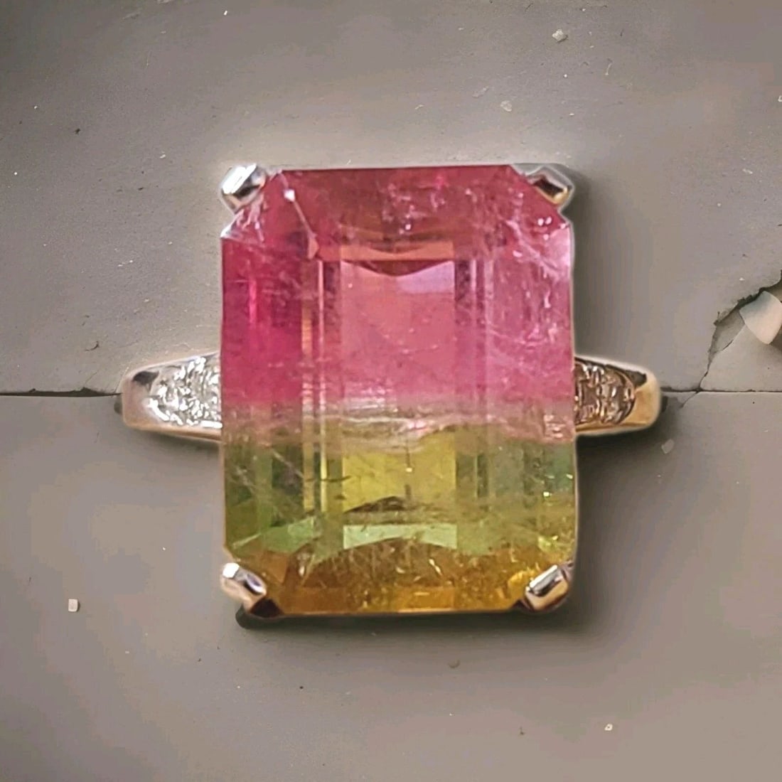 VINTAGE 14K WHITE GOLD ENGAGEMENT RING15.67CT.NATURAL BIO TOURMALINE EMERALD CUT: VINTAGE 14K WHITE GOLD ENGAGEMENT RING15.67CT.NATURAL BIO TOURMALINE EMERALD CUT This vintage 14k white gold engagement ring features a stunning 15.67CT natural bio tourmaline gemstone with an emerald