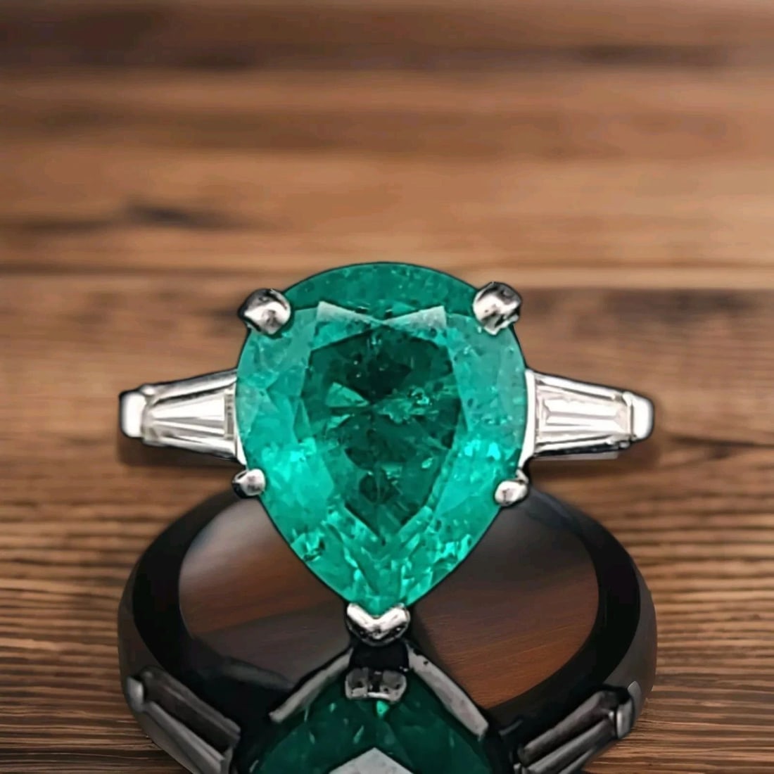 VINTAGE PLATINUM ENGAGEMENT RING 4.62CT.LAB GROWN GREEN EMERALD PEAR SHAPE: VINTAGE PLATINUM ENGAGEMENT RING 4.62CT. COLOMBIA GREEN EMERALD PEAR SHAPE 1950' GORGEOUS VINTAGE PLATINUM ENGAGEMENT RING circ 1950's GREEN lab-grown Colombia color EMERALD IN PEAR shape weight 4.62c