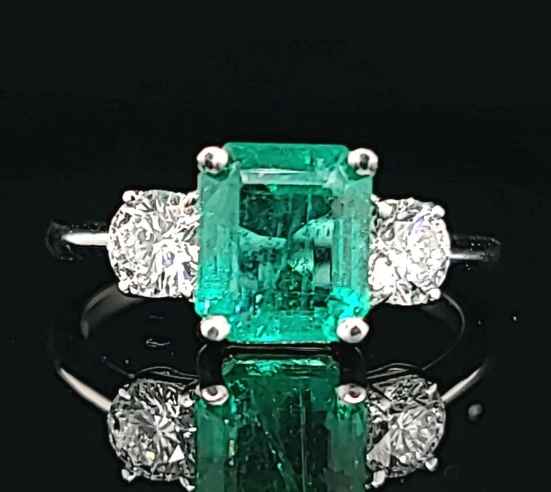 14K WHITE GOLD ENGAGEMENT RING RING 2.10CT.NATURAL GREEN EMERALD GIA CERT: 14K WHITE GOLD ENGAGEMENT RING RING 2.10CT.NATURAL GREEN EMERALD GIA CERT GORGEOUS 14K white gold emerald engagement ring.Center natural green emerald weight 2.10ct. size 7.7x6.7mm GIA cert laboratory