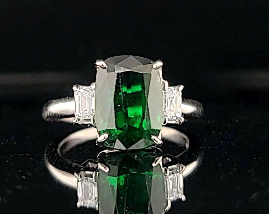 14K WHITE GOLD ENGAGEMENT RING 4.42CT.NATURAL GARNET TSAVORITE CUSHION SHAPE: 14K WHITE GOLD ENGAGEMENT RING 4.42CT.NATURAL GARNET TSAVORITE CUSHION SHAPE Gorgeous classic elegant vintage 14k white gold engagement three-stone ring natural green garnet tsavorite. Center gem natu