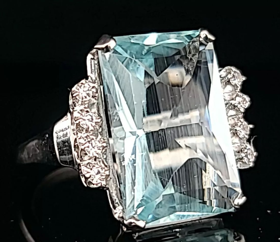 VINTAGE 14K WHITE GOLD ENGAGEMENT 11.55CT. NATURAL BLUE AQUAMARINE RECTANGULAR: VINTAGE 14K WHITE GOLD ENGAGEMENT 11.55CT. NATURAL BLUE AQUAMARINE RECTANGULAR Gorgeous vintage 14k white gold aquamarine Ring. center natural blue aquamarine rectangular shape weight 11.55ct.size 17.