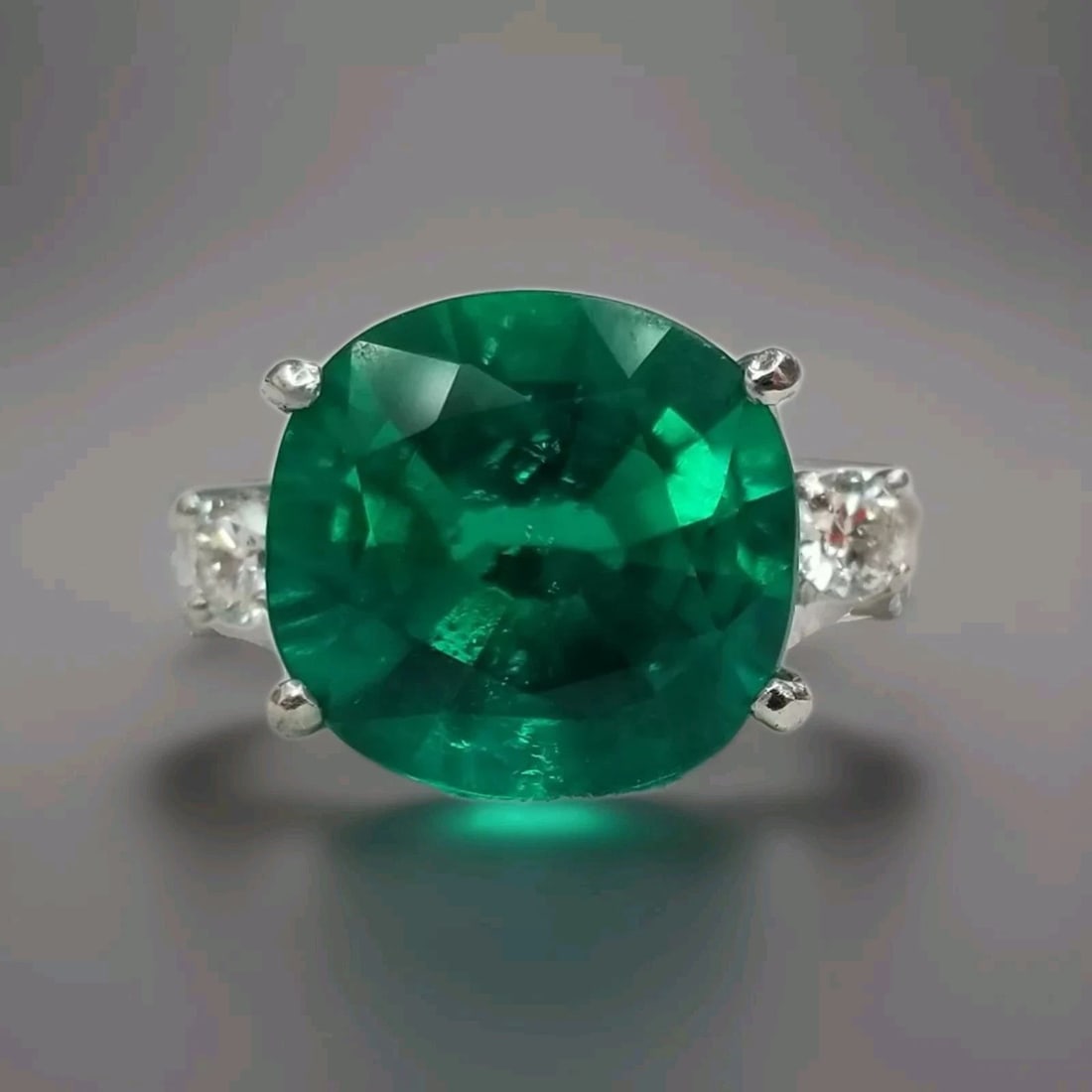 PLATINUM ENGAGEMENT RING 4.99CT.GEM GREEN EMERALD CUSHION SHAPE: PLATINUM ENGAGEMENT RING 4.99CT.GEM GREEN EMERALD CUSHION SHAPE GORGEOUS platinum ring green emerald cushion shape Center Gem lab grown emerald weight 4.99ct. size 11.6x11mm very nice rich green color