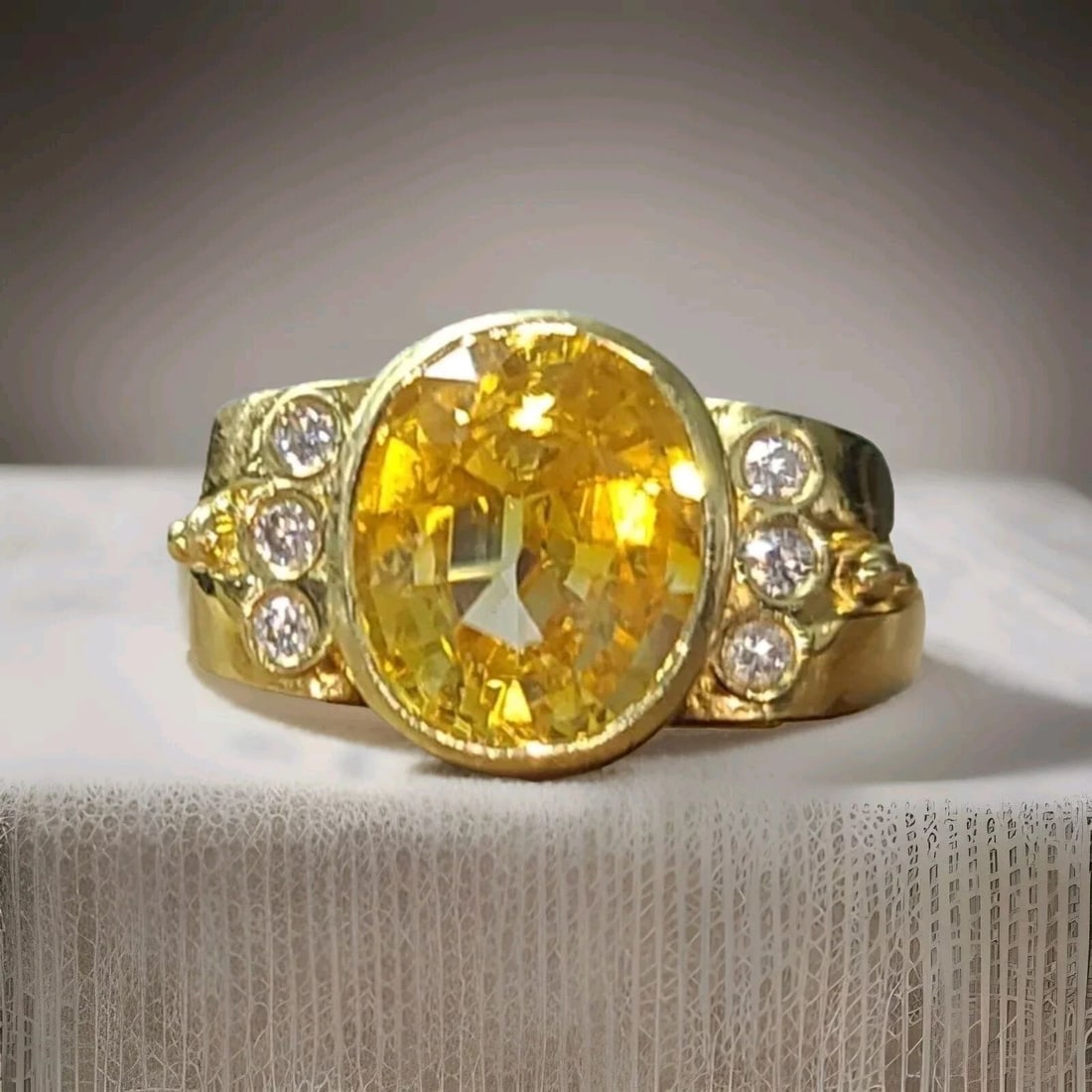VINTAGE 18K YELLOW GOLD BEZEL RING 3.79CT.NATURAL DIAMOND &YELLOW SAPPHIRE OVAL: VINTAGE 18K YELLOW GOLD BEZEL RING 3.79CT.NATURAL DIAMOND &YELLOW SAPPHIRE OVAL This exquisite vintage ring boasts a stunning 3.79ct natural oval yellow sapphire set in 18k yellow gold. SIZE 11.87mm V