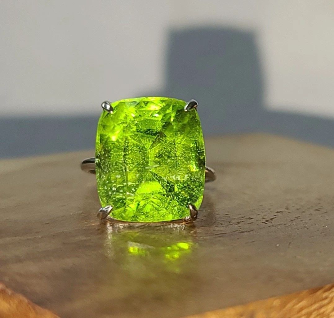 VINTAGE 14K WHITE GOLD ENGAGEMENT RING 21.01CT. NATURAL GREEN PERIDOT CUSHION (1 of 2)