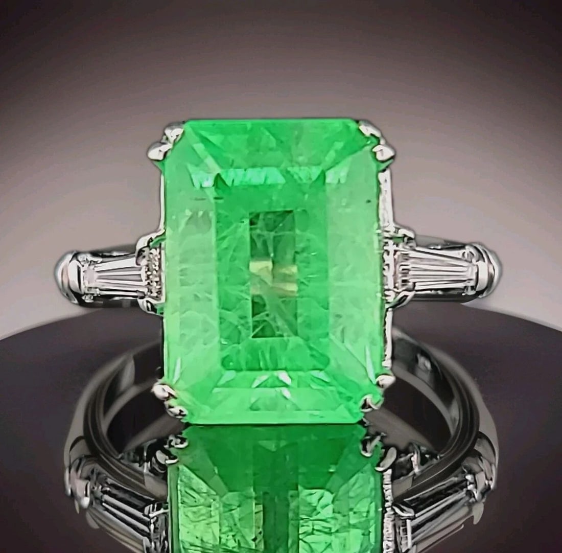 VINTAGE 14K WHITE GOLD ENGAGEMENT RING 9.25CT.MINT LAB-GROWN GREEN EMERALD: VINTAGE 14K WHITE GOLD ENGAGEMENT RING 9.25CT. COLOMBIA EMERALD RECTANGULAR CUT Gorgeous vintage 14k white gold Colombian emerald engagement Ring center light mint green lab-grown emerald weight 9.25c