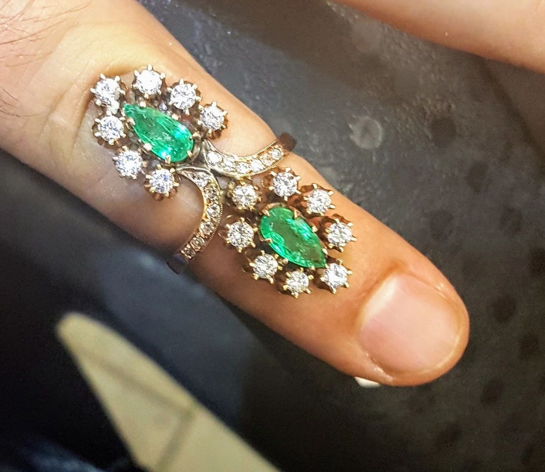 VINTAGE 14K YELLOW GOLD RING 4.10CT. NATURAL GREEN EMERALD PEAR SHAPE: VINTAGE 14K YELLOW GOLD RING 4.10CT. NATURAL GREEN EMERALD PEAR SHAPE GORGEOUS 14k yellow gold Vintage ring natural colombian green emerald ring Two center pear shape emerald weight 2.25ct. nice rich