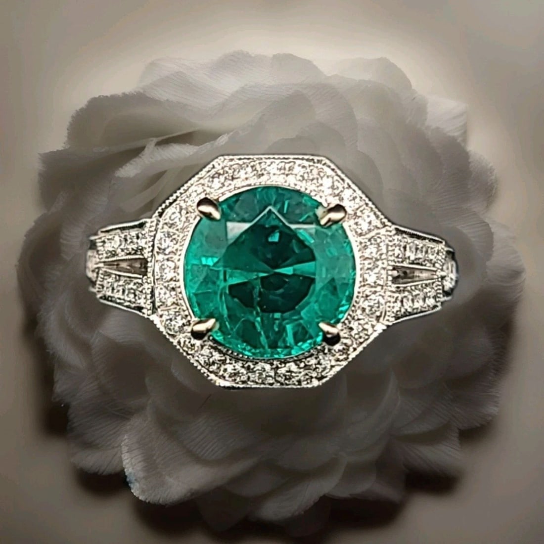 VINTAGE 18K WHITE GOLD ENGAGEMENT RING 2.63CT.ROUND GEM LAB-GROWN GREEN EMERALD: 18K WHITE GOLD ENGAGEMENT RING 2.63CT. ROUND GEM GREEN EMERALD Indulge in pure elegance with this 18k white gold engagement ring. The ring features a stunning round green emerald gemstone, created thr