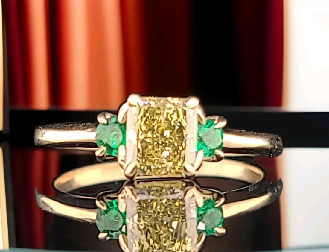 14K YELLOW GOLD VINTAGE ENGAGEMENT RING 1.04CT.NATURAL YELLOW DIAMOND RADIANT: 14K YELLOW GOLD VINTAGE ENGAGEMENT RING 1.04CT.NATURAL YELLOW DIAMOND RADIANT This vintage engagement ring is truly stunning. The 14k yellow gold band features a radiant cut natural yellow diamond, wi