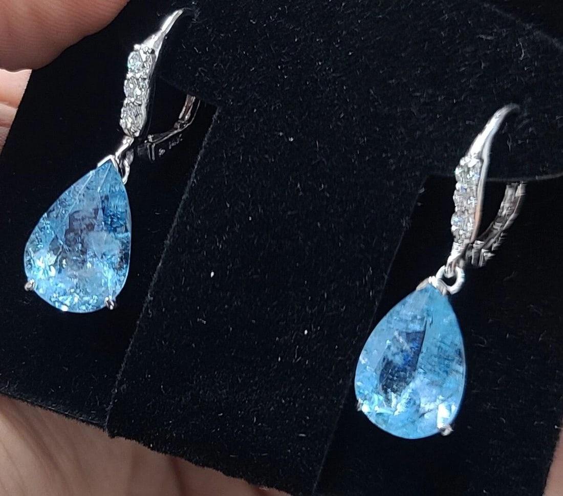 14K WHITE GOLD NATURAL SKY BLUE AQUAMARINE DROP EARRINGS 9.95CT PEAR SHAPE: 14K WHITE GOLD NATURAL SKY BLUE AQUAMARINE DROP EARRINGS 9.95CT PEAR SHAPE Gorgeous 14k white gold earrings 9.95ct total weight natural sky blue aquamarine in pear size 14x10mm Eye clean, nice cut, sp