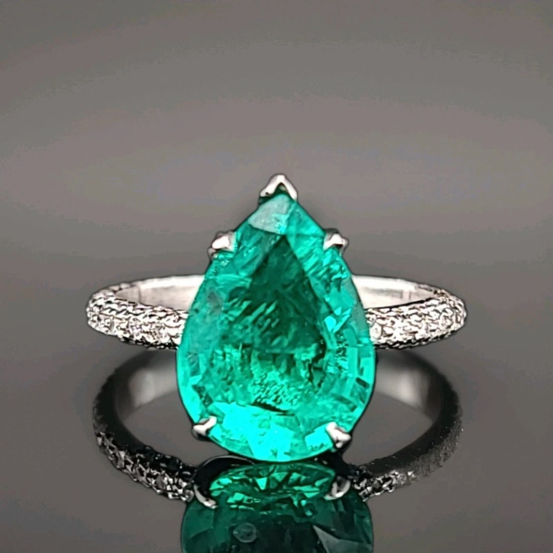 VINTAGE 18K WHITE GOLD ENGAGEMENT RING 3.35CT. LAB GROWN EMERALD PEAR SHAPE (1 of 2)