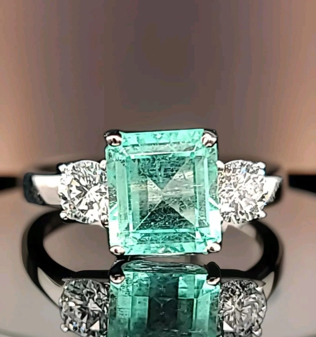 VINTAGE 14K WHITE GOLD ENGAGEMENT RING 2.49CT. NATURAL GREEN COLOMBIA EMERALD: VINTAGE 14K WHITE GOLD ENGAGEMENT RING 2.49CT. NATURAL GREEN COLOMBIA EMERALD GORGEOUS Vintage 14K WHITE GOLD three stone ring gem natural Colombia emerald in emerald shape center natural emerald weig