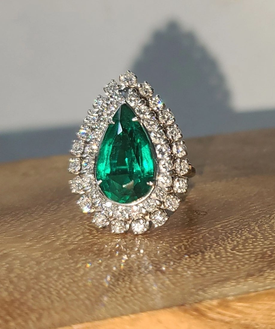 VINTAGE 14K WHITE GOLD STATEMENT RING 5.32CT.LAB GROWN GREEN EMERALD PEAR CUT: VINTAGE 14K WHITE GOLD STATEMENT RING 6.25CT.LAB GROWN GREEN EMERALD PEAR CUT This vintage 14k white gold ring is a statement piece with a lab-grown 6.25ct green emerald pear cut stone. The prong sett