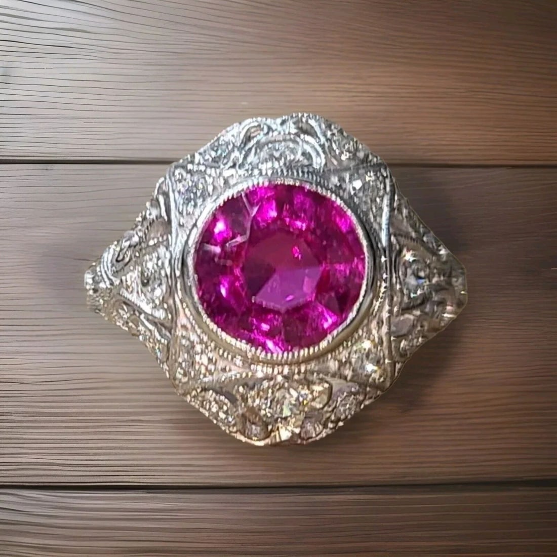 VINTAGE 14K WHITE GOLD ENGAGEMENT RING 2.92CT. GEM PINK SAPPHIRE ROUND CUT: VINTAGE 14K WHITE GOLD ENGAGEMENT RING 2.92CT. GEM PINK SAPPHIRE ROUND CUT This stunning vintage 14k white gold ring features a 2.92CT lab-grown pink sapphire in a round cut, surrounded by a bezel set