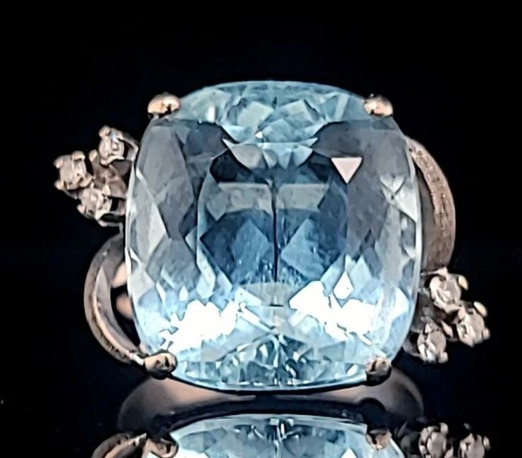 VINTAGE 18K WHITE GOLD ENGAGEMENT RING 11.92CT. NATURAL AQUAMARINE CUSHION SHAPE (1 of 2)