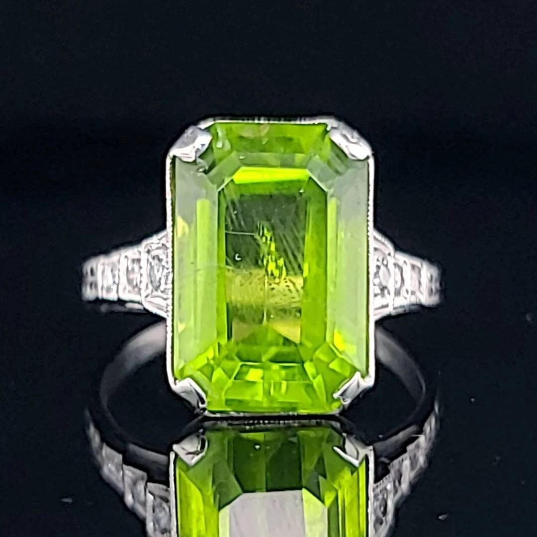 VINTAGE 14K WHITE GOLD ENGAGEMENT RING 7.14CT. NATURAL GREEN PERIDOT RECTANGULAR (1 of 2)