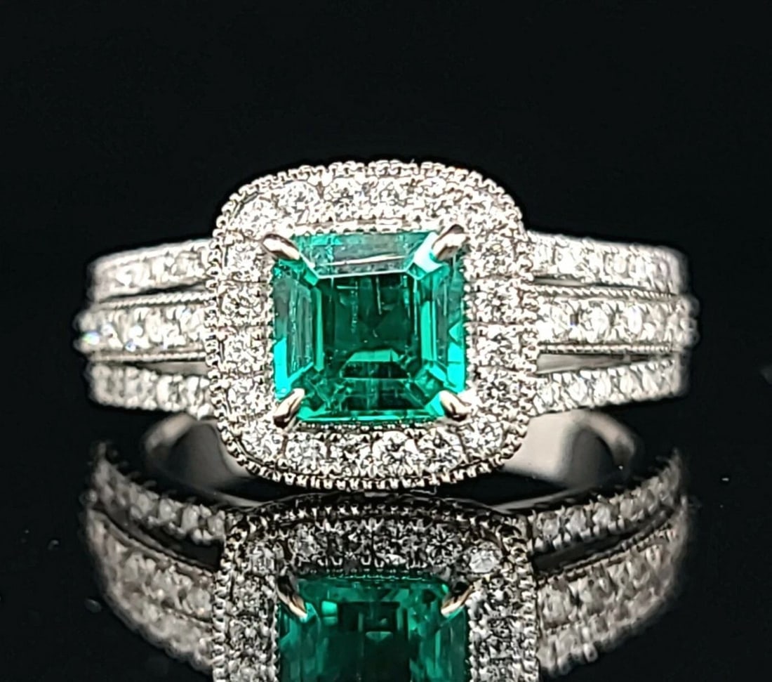 14K WHITE GOLD ENGAGEMENT RING 0.96CT.GEM GREEN EMERALD: 14K WHITE GOLD ENGAGEMENT RING 0.96CT.GEM GREEN EMERALD GORGEOUS Vintage 14K WHITE GOLD engagement ring gem emerald in emerald shape center lab flux growth emerald weight 0.96ct. size 6.5x6.5mm very n