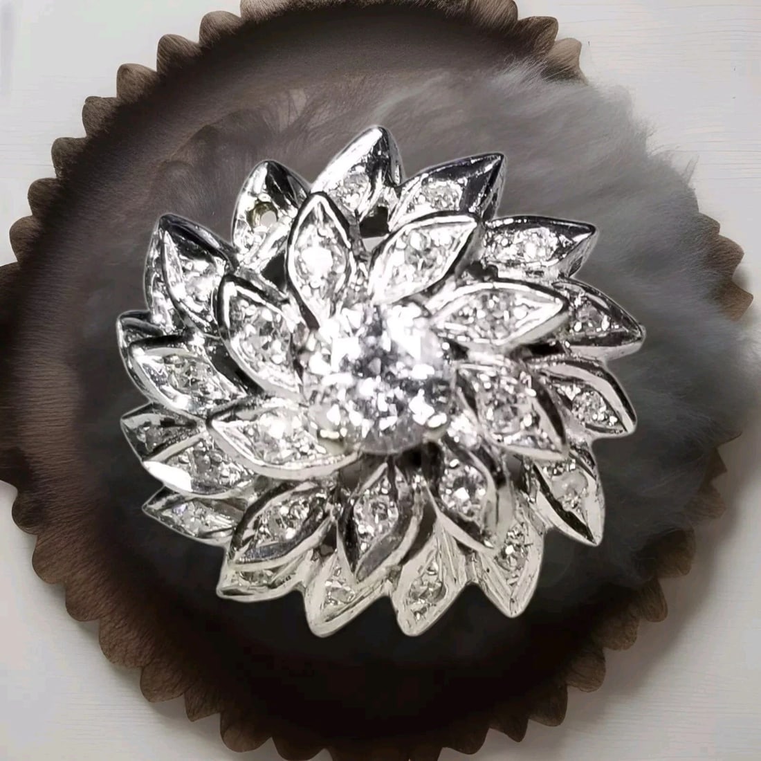 14K WHITE GOLD VINTAGE NATURAL ROUND DIAMOND RING 0.52CT SI2-H: 14K WHITE GOLD VINTAGE NATURAL ROUND DIAMOND RING 0.52CT SI2-H Vintage 14k white gold flower ring center natural round shape diamond weight 0.52ct. size 4.7mm SI2-H COLOR clean, lively,brilliant,spark