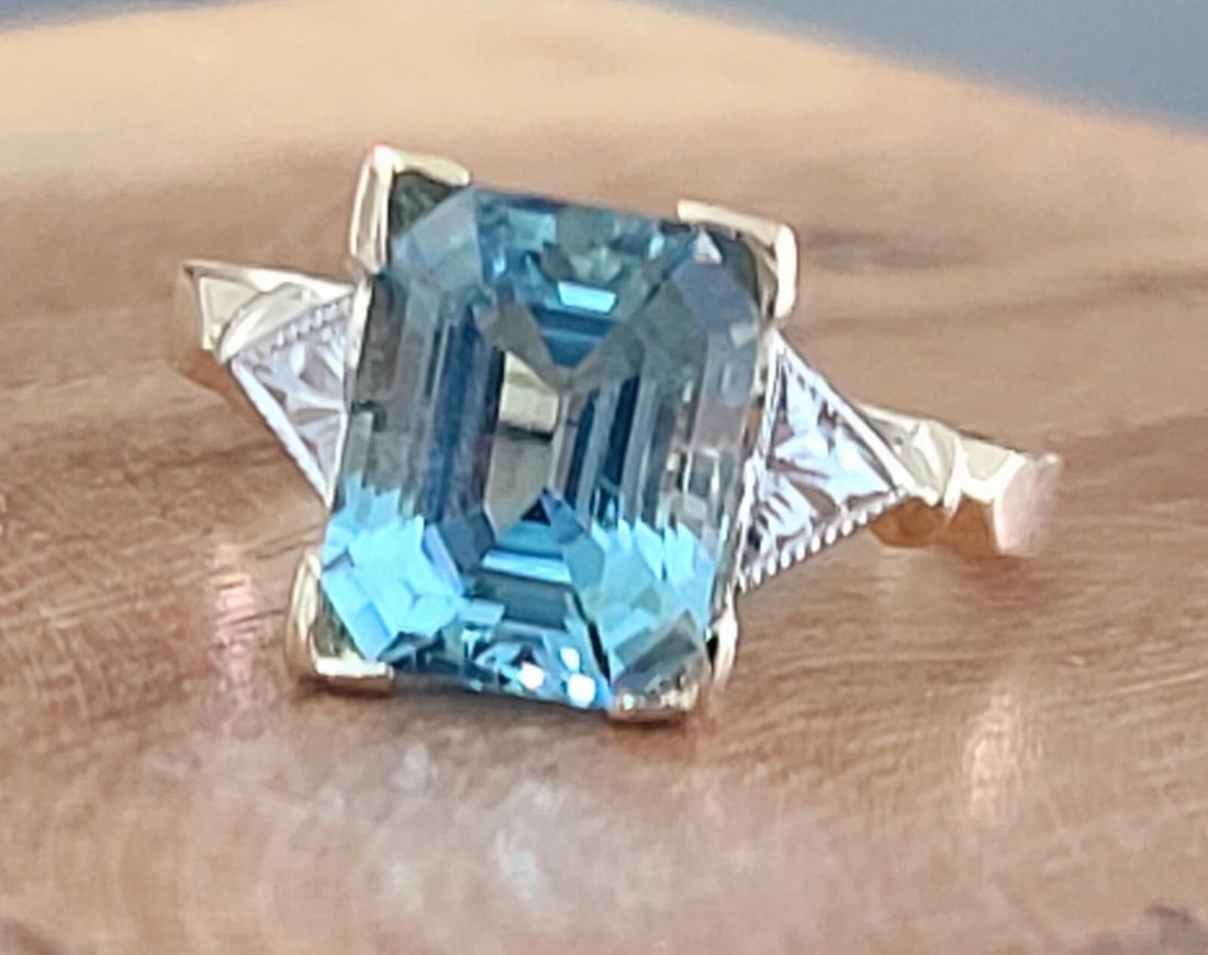VINTAGE 14K YELLOW GOLD RING 3.24CT. NATURAL GEM SKY AQUAMARINE EMERALD SHAPE: VINTAGE 14K YELLOW GOLD RING 3.24CT. NATURAL GEM SKY AQUAMARINE EMERALD SHAPE VINTAGE 14K YELLOW GOLD ENGAGEMENT RING CIRC 1930'S NATURAL GEM SKY BLUE AQUAMARINE IN EMERALD SHAPE CENTER AQUAMARINE WEI