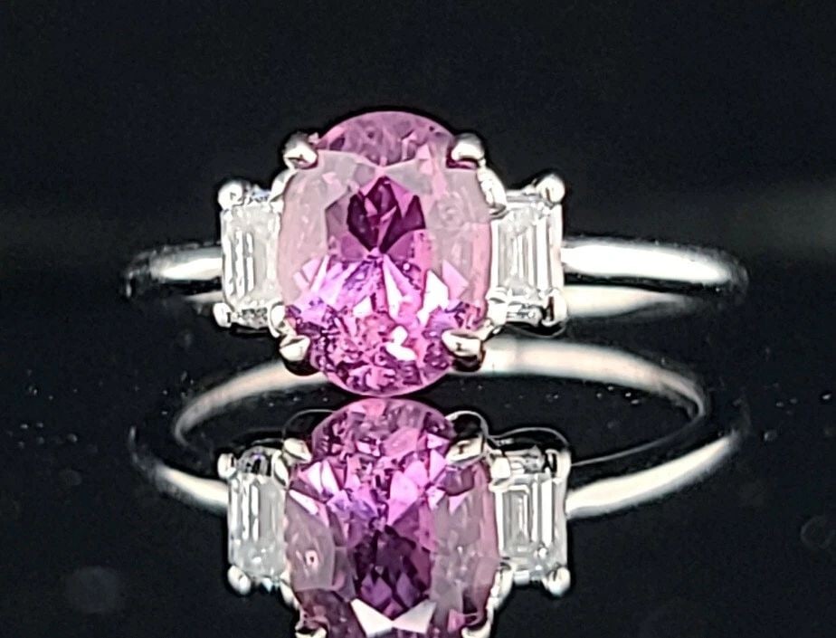 VINTAGE 14K WHITE GOLD ENGAGEMENT RING 1.65CT.NATURAL PURPLE SAPPHIRE OVAL: VINTAGE 14K WHITE GOLD ENGAGEMENT RING 1.65CT.NATURAL PURPLE SAPPHIRE OVAL GORGEOUS vintage 14K WHITE GOLD engagement ring purple sapphire in oval shape center set natural sapphire weight 1.65carat .