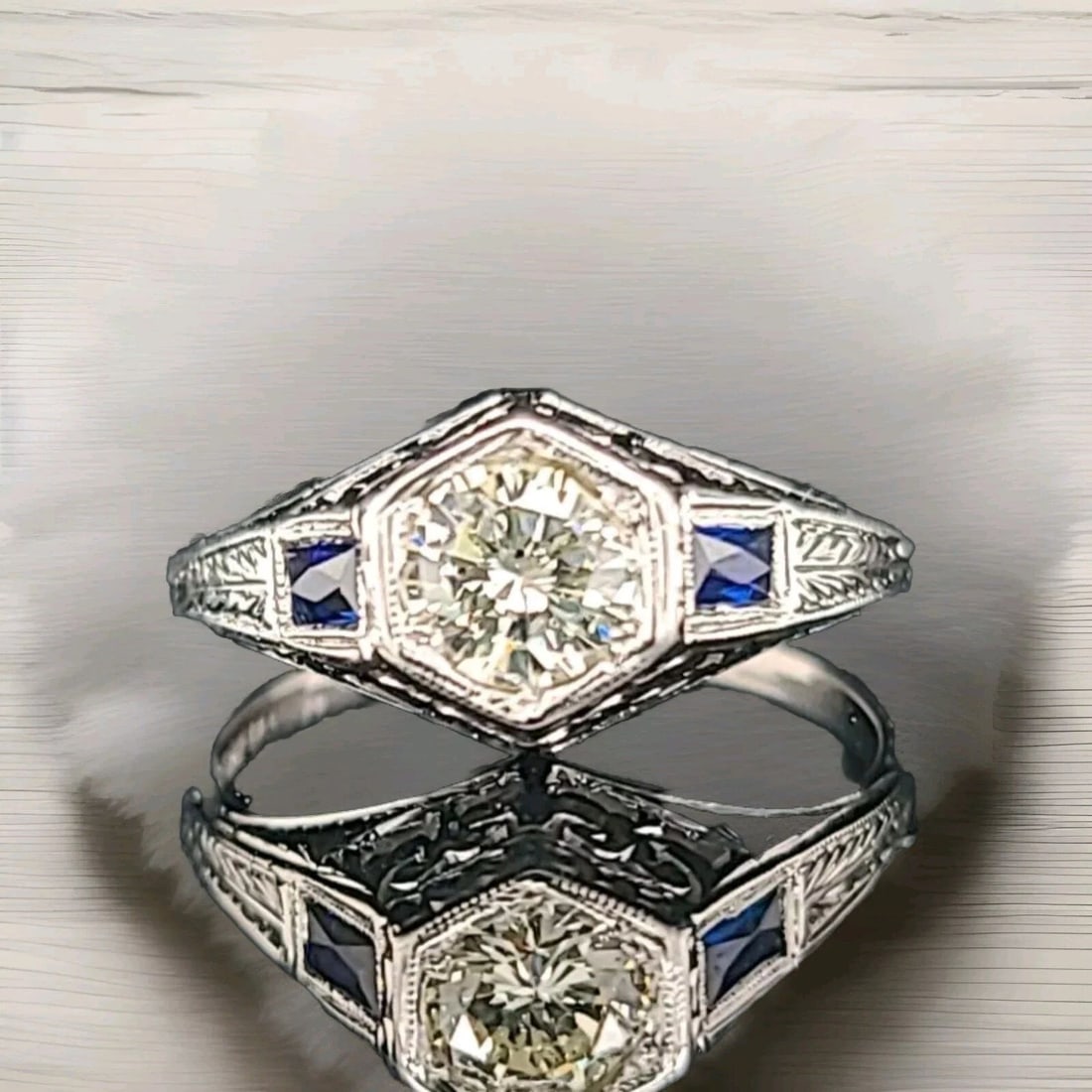 VINTAGE ART DECO 18K WHITE GOLD ENGAGEMENT RING 0.55CT.NATURAL ROUND DIAMOND: VINTAGE ART DECO 18K WHITE GOLD ENGAGEMENT RING 0.55CT.NATURAL ROUND DIAMOND Stunning Vintage Art Deco filigree round shape natural Diamond 18k white gold engagement ring circ 1930's center natural di