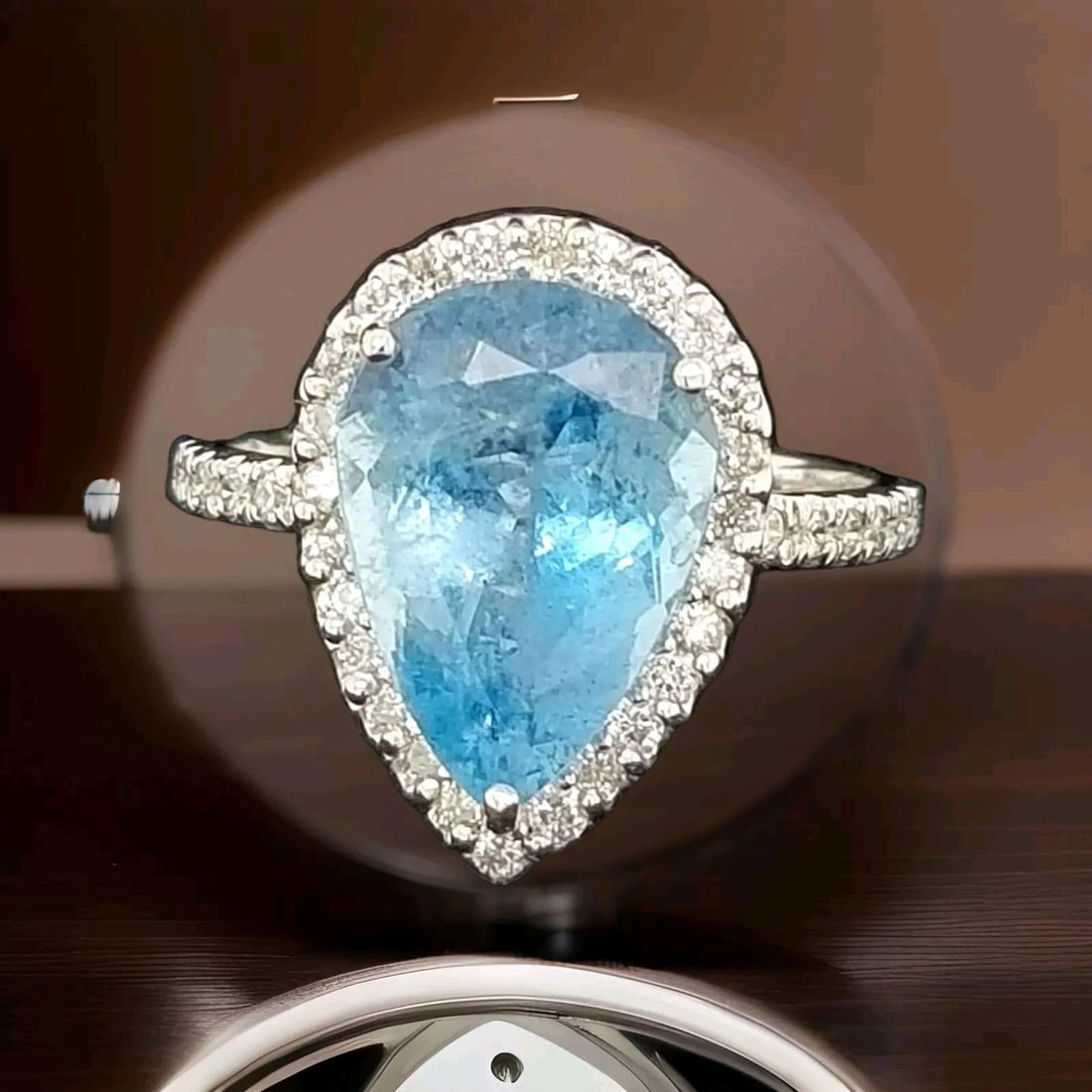14K WHITE GOLD RING 5.03CT.NATURAL AQUAMARINE IN PEAR SHAPE: 14K WHITE GOLD RING 5.03CT.NATURAL AQUAMARINE IN PEAR SHAPE Gorgeous elegant 14k white gold ring natural aquamarine pear shape Center natural aquamarine in pear shape weight 5.03ct. size 14x10mm very