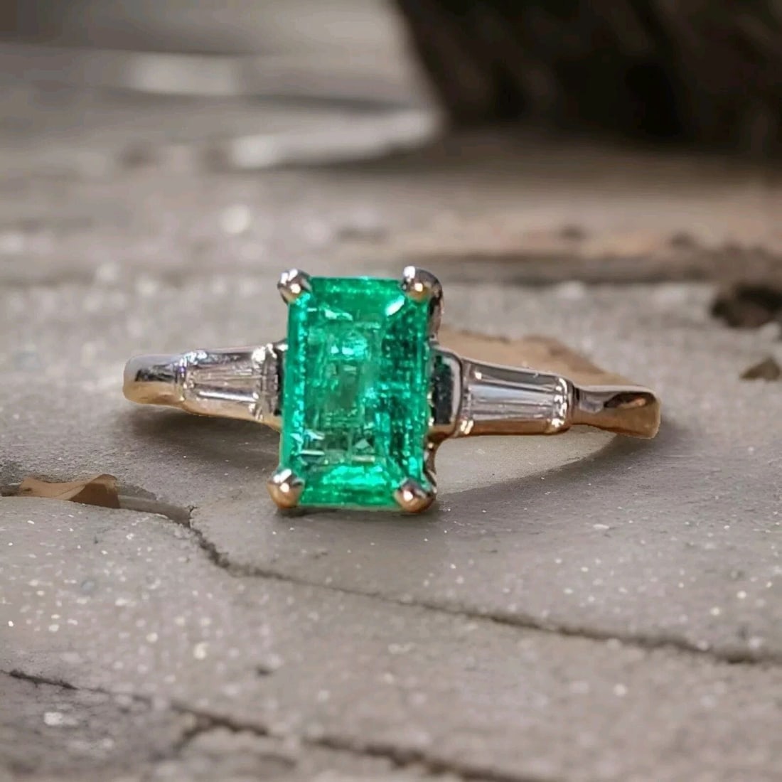 14K WHITE GOLD ENGAGEMENT RING 0.65CT.NATURAL COLOMBIA EMERALD RECTANGULAR SHAPE: 14K WHITE GOLD ENGAGEMENT RING 0.65CT.NATURAL COLOMBIA EMERALD RECTANGULAR SHAPE This stunning 14K white gold engagement ring features a beautiful natural Colombia emerald in a rectangular shape. The